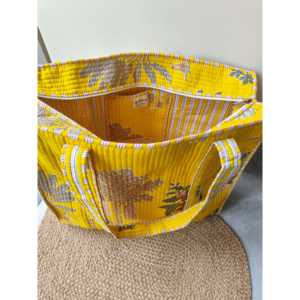 กระเป๋าโท้ทสีเหลืองสไตล์โบฮีเมียนแบบมีซิป ใช้ซ้ำได้ ผลิตจากวัสดุที่ยั่งยืน เหมาะสำหรับปิกนิกในฤดูร้อนและใส่ของจำเป็น - Product Image 1