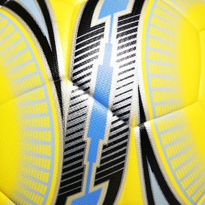 Balón de fútbol de práctica amarillo brillante con superficie laminada para clubes, academias o entrenamiento juvenil en todos los tipos de campo - Product Image 6