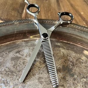 Kit de tijeras de peluquero de acero inoxidable con pulido de espejo personalizado de 5,5 pulgadas, maquinilla de afeitar de hoja recta afilada para adelgazar y peinar el cabello - Product Image 2