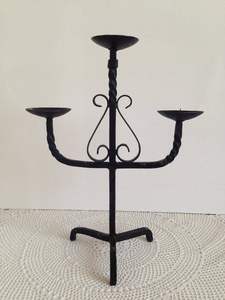 Candelabros clásicos de hierro forjado con detalles decorativos y brazos elegantes para una adición atemporal a cualquier entorno formal - Product Image 5