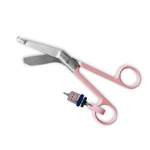 กรรไกรตัดผ้าพันแผลสแตนเลสขนาด 5.5 นิ้ว แบบใช้มือ  สำหรับผ่าตัด ทนทาน ได้รับการรับรองมาตรฐาน CE/ISO13485 ใช้ซ้ำได้ ปรับขนาดได้ รุ่นที่ 1 - Product Image 6