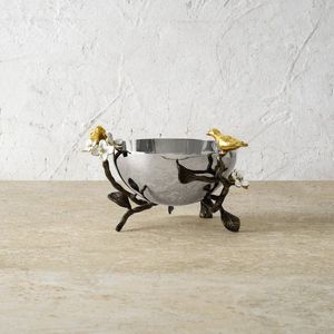 Opulentos cuencos de metal con relieve floral con detalles hechos a mano para exquisitas presentaciones gourmet y vajilla elegante - Product Image 5