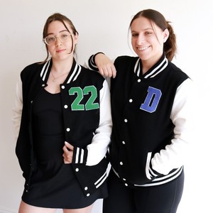 Chaquetas universitarias personalizadas de calidad superior para parejas, chaqueta con letras en blanco y negro, soporte frontal bordado, nombres personalizados - Product Image 4