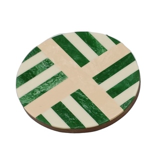 Posavasos Redondo Moderno de Lujo de Madera y Resina – Tapete para Bebidas con Rayas Verdes para Bar en Casa y Accesorios de Hotel. - Product Image 1