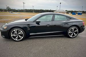 Excellent état, Audi e-tron GT Quattro Prestige 2022 d'occasion, double moteur, transmission intégrale - Product Image 5