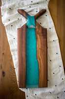 Planche à découper artisanale de luxe en bois et résine, fusion de bois dur et résine époxy profonde, légère et non toxique, pour