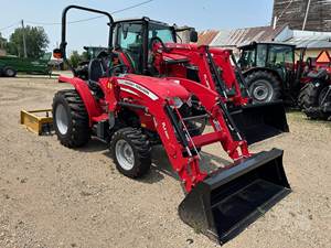Tractor de Ruedas Massey Ferguson 1840E 2023 en Venta con Cargador, Motor de 45HP y Transmisión, 3 Horas de Trabajo para Uso Agrícola - Product Image 3