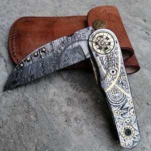 Couteau de poche pliant en acier damas fait main personnalisé de vente chaude avec manche en acier gravé pochette en cuir en laiton pour usage utilitaire - Product Image 6