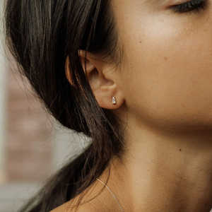 Pendientes de tuerca solitarios para mujer con moissanita de corte Baguette, diseño elegante de tuerca para un aspecto elegante - Product Image 3