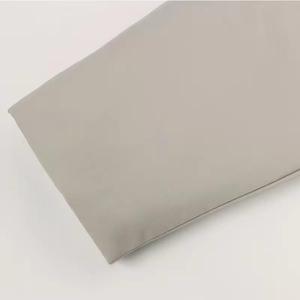 Veste matelassée OEM kaki avec logo personnalisé Veste d'hiver matelassée avec cordon de serrage et fermeture à capuche en fausse fourrure pour femmes - Product Image 4