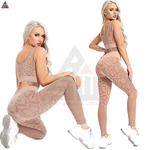 Nouveauté Ensemble de yoga sans couture respirant avec soutien-gorge de sport et legging imprimé par sublimation intégrale Fabriqué au Pakistan OEM ODM - Product Image 6