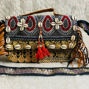 Elegante bolso de lona con una sola partición para mujer Kodi Sling con forro resistente Sin opciones de color disponibles - Product Image 1