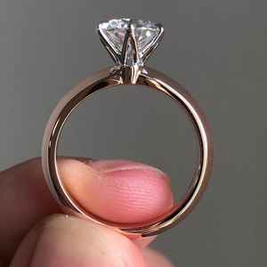 Anillo de Diamantes Chapado en Rodio de Oro Sólido de 14K de Diseño Premium con Piedra Central Brillante para Regalo de Boda o Aniversario para Exportación - Product Image 4