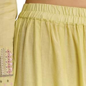 Costume Palazzo en Soie Imprimé Jaune Clair avec Travail Resham Vente en Gros de Vêtements Ethniques pour Femmes Usine de Vêtements OEM Fournisseur en Vrac Personnalisé - Product Image 6