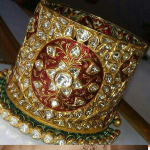 Bracelet hexagonal royal en kundan avec des accents d'émeraude et de rubis. Disponible à prix de gros. - Product Image 3