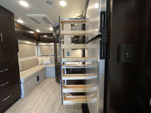 Autocaravana de Lujo Vienna para 4-6 Personas, Gris, de Aluminio, con una Habitación con Cama, Baño, Cocina, TV y Aire Acondicionado - Product Image 3
