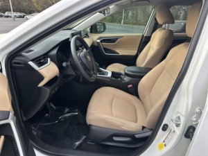 Toyota RAV4 LE V4 2.5L FWD 2021 Usado en Buen Estado - Product Image 4