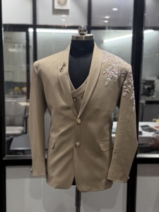 Costume beige pour homme à simple boutonnage avec broderie florale faite à la main, col cranté, style britannique, veste de costume d'affaires - Product Image 1