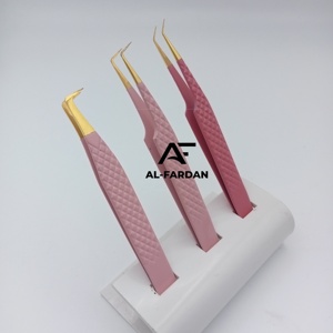 แหนบดัดขนตาปลายแหลม 90 องศา สแตนเลส สีชมพูอ่อน รุ่นขายดี พร้อมขาตั้งพลาสติก - Product Image 1