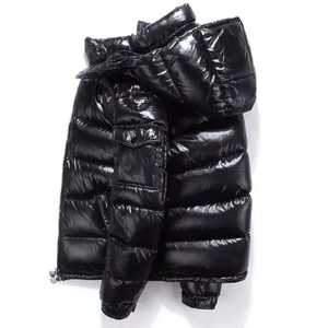 Abrigo de Invierno Negro Brillante de Lujo para Hombre, Chaqueta Acolchada Gruesa y Aislante con Capucha Desmontable para Clima Extremadamente Frío - Product Image 5