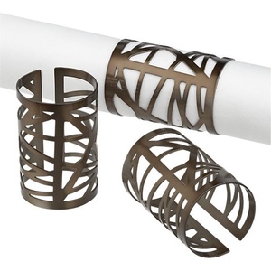 Servilleteros de hierro forjado con detalles intrincados para arreglos formales de cena y estilos de decoración de cocina rústica tradicional. - Product Image 3