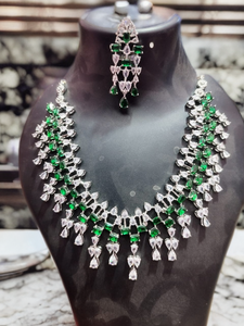 Ensemble collier et boucles d'oreilles Éclat Royale en émeraude, confectionné avec des pierres vert émeraude de qualité supérieure et des pierres blanches cristallines - Product Image 3