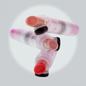 Baume à lèvres enrichi en vitamines, application douce, rouge, avec couvercle à clic breveté pour une hydratation et une couleur longue durée - Product Image 1