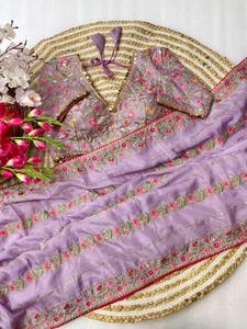 Saree en soie Tebi douce et lourde avec fil à broder complet et bordure multi-tâches séquentielle comprenant un chemisier en soie mono - Product Image 2