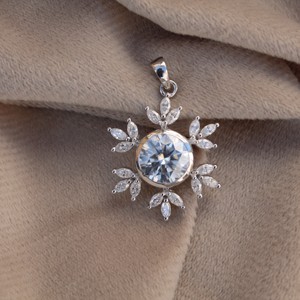 Pendentif Moissanite en argent sterling 925 Design floral incolore avec marquise et pierre de coupe ronde pour chaîne - Product Image 4