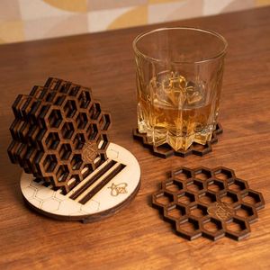 Sous-verres en bois épais et élégants conçus pour les décors modernes avec des motifs uniques et des accents de sculpture sur bois - Product Image 3