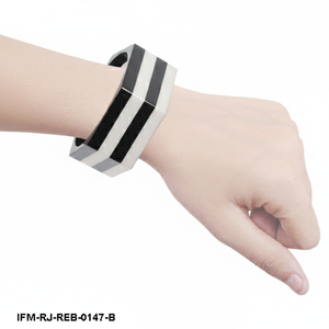 Brazalete de Resina Hecho a Mano con Rayas Blancas y Negras, Brazalete Geométrico Hexagonal para Mujer - Product Image 5