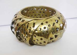 Brazalete de Metal de Lujo Chapado en Cobre para Mujer, Diseño Único de Cúpula Calada, Brazalete Ancho y Grueso de Metal Sólido - Product Image 4