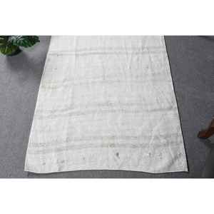 Tapis vintage 3,2 x 5,8 pieds, tapis d'inspiration turque, tapis rayé blanc et gris - Product Image 4