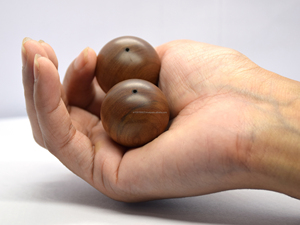 Pulsera de cuentas de sándalo tradicional Santalum Album para hombres y mujeres, ligera, ecológica, con fragancia dulce y amaderada para uso diario. - Product Image 3