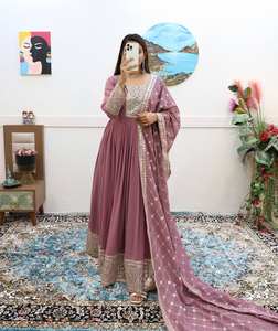 Robe en georgette de renard lourd avec Dupatta Nouvelle Collection Prêt-à-porter entièrement cousu pour les fêtes - Product Image 1