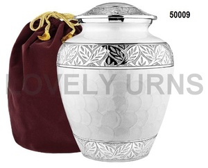 Urne funéraire en laiton gravée grise pour cendres - Product Image 1