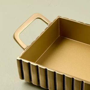 Elegante bandeja de madera amarilla con elegante diseño de rayas y asas Ideal para organizar o servir con estilo - Product Image 4