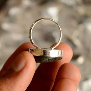 แหวนหินลาบราดอไรต์สีฟ้าแหวนอัญมณีชุบเงินเยอรมันทำด้วยมือเครื่องประดับคริสตัลลาบราดอไรต์ดิบสำหรับแหวน - Product Image 5