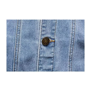 Veste en jean déchiré à la mode pour hommes 100% coton manteaux de cowboy streetwear pour hommes avec logo sur le devant - Product Image 6