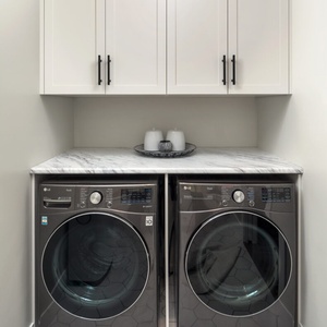 Système de meuble de buanderie moderne pour balcon Senger avec lave-linge et sèche-linge intégrés, rangement <span class=keywords><strong>en</strong></span> <span class=keywords><strong>bois</strong></span> et plan de travail <span class=keywords><strong>en</strong></span> marbre Arabescato - Product Image 1