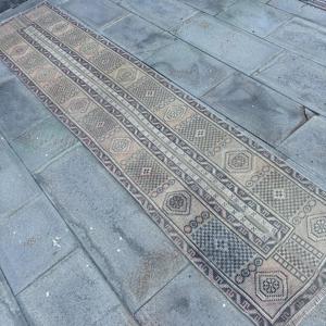 Alfombra de 1.9x8.9 pies, Alfombra Turca Vintage, Alfombra de Lana con Puntos Azules y Marrones - Product Image 2