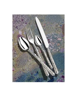 Ensemble de couverts en métal élégant avec travail antique fait à la main et brillance unique idéal pour les occasions spéciales et la décoration moderne - Product Image 3