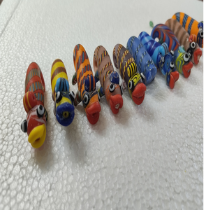 Cuentas de cara de madera hechas a mano únicas hechas a medida con diseños expresivos blancos, joyería artesanal, proyectos de arte, forma ovalada personalizada - Product Image 1