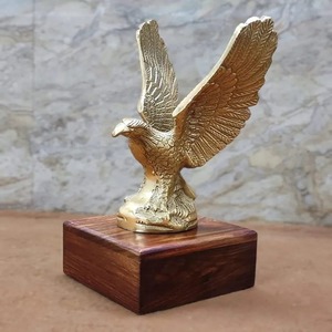 Estatua decorativa de águila voladora de oro antiguo 24 cm 10 cm Metal Memento Trophy Award Art Deco Design con Base Showpiece - Product Image 1