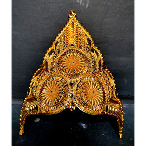 Encuentre una corona de calidad con metal dorado puro hecha con una corona de estilo tradicional de diseño único a la venta por exportadores indios - Product Image 2
