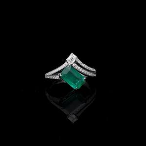 Anillo de Compromiso de Eternidad de Plata de Ley con Moissanita Esmeralda, Joyería Fina, Símbolo de Amor, Compromiso, Elegancia Atemporal y Lujo - Product Image 2