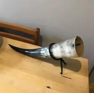 Jarra de cerveza de cuerno vikingo de la mejor calidad con soporte de metal de primera calidad Taza de cristal de nuevo diseño - Product Image 2