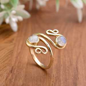 แหวนแฟชั่นสไตล์ชนเผ่าหินมูนสโตนคู่ปรับได้และหินสีดำแบบเกลียวทองเหลืองโค้งมนดีไซน์ไม่เหมือนใคร - Product Image 3