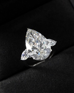 Anillo de compromiso de tres piedras con diamantes de corte Pera de 13x9mm con piedras laterales de pera Plata de ley chapada en oro de 18 quilates | Joyería de boda - Product Image 2