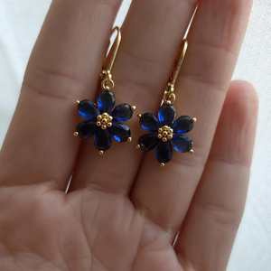 Pendientes de Plata de Ley Chapados en Oro con Zafiro Azul Natural que Cambia de Color, Corte Pera, Diseño de Flor, Estilo Vintage Victoriano, Regalo para Ella - Product Image 2